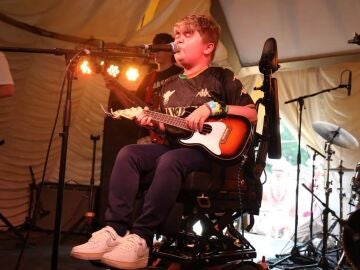 Eli Crossley actuando con su grupo de música.